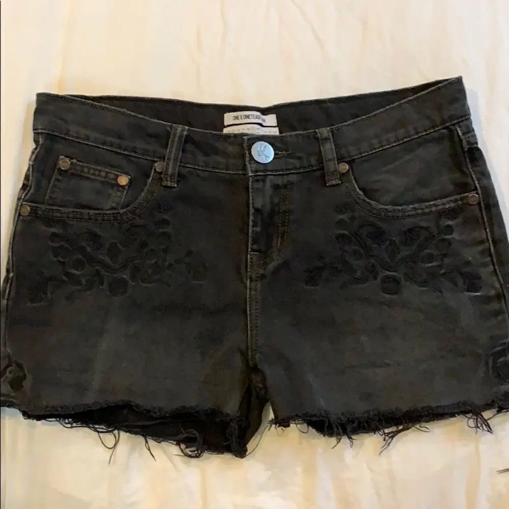 ONE X ONETEASPOON Black Jean shorts with design
